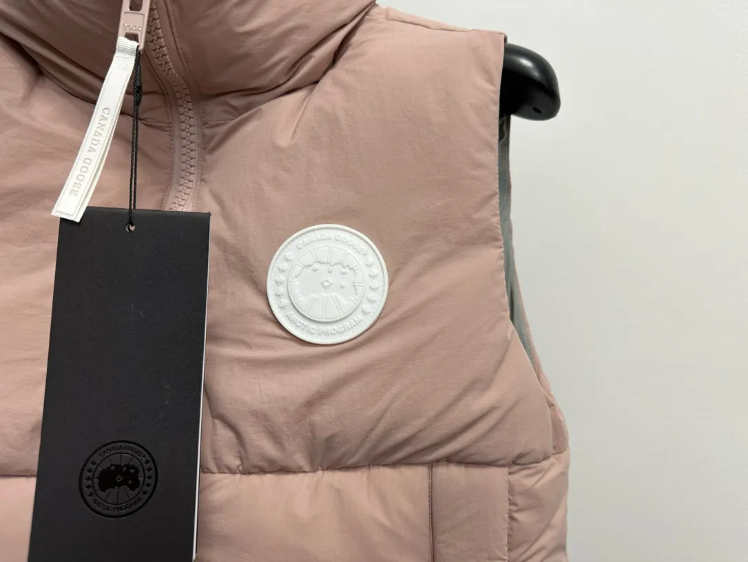 P490 【CANADA GOOSE】PASTELS white label series down vest. The white label series is a capsule limited series and the most popular PASTELS series this year. The chest labels are all white badges with pure silicone texture. The pattern has a strong contrast between concave and convex. The topographic map of Canada on the badge is lifelike. The plastic material used for currency logos on the market is very hard to the touch! Our original independent order accessories are all one-to-one customized original accessories. The imported YKK zippers have correct teeth, while the teeth of the fake zippers are very thick. The zipper webbing logo is printed with 3M fluorescent printing, and the original custom-made washable label. The placket webbing and wiring details are all restored to the original ones. Size: XS S M L XL XXL